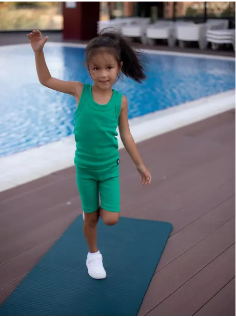 Спортивный костюм для девочки в сад