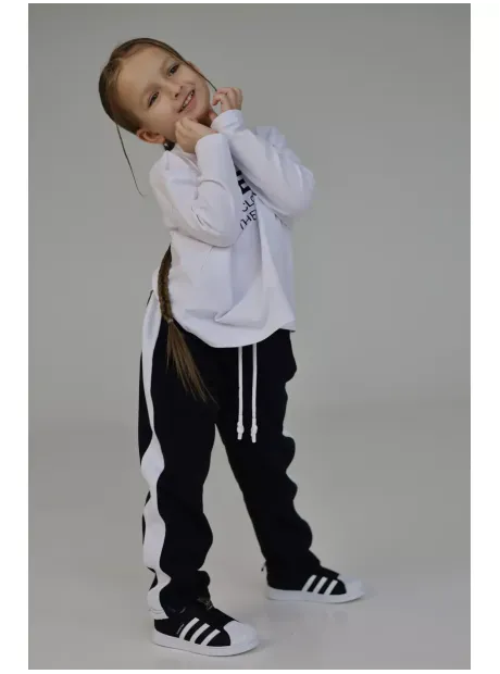 Черно-белый спортивный костюм для девочки