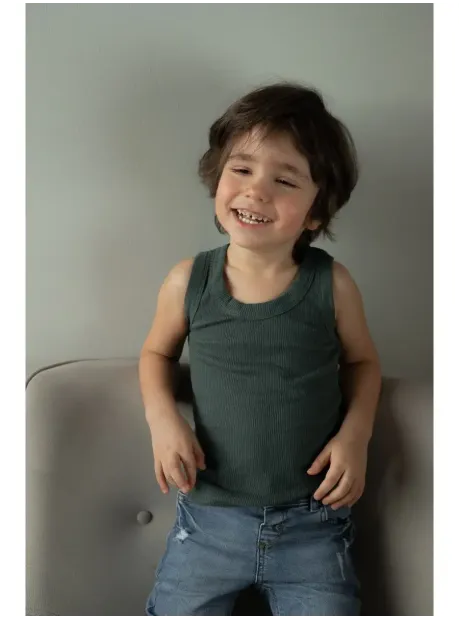 Темно-зеленая майка детская базовая для мальчика 100% хлопок