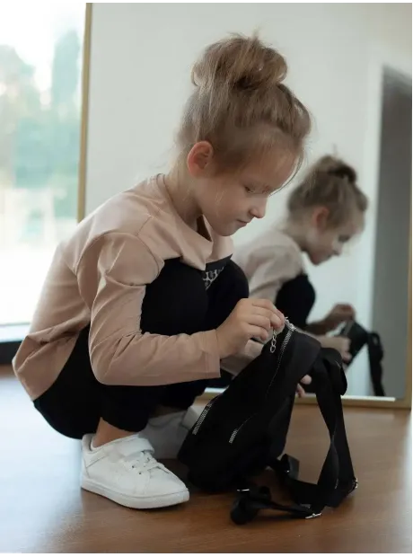 Бежевый костюм для девочки