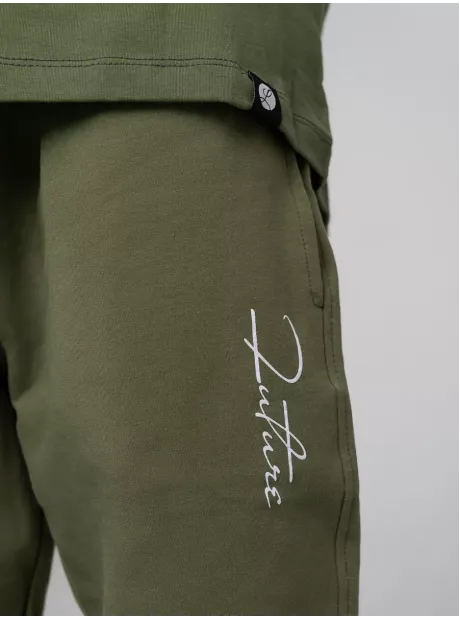 Зеленый костюм для мальчика в садик