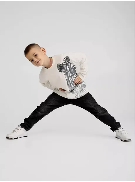 Белый лонгслив для мальчика с принтом